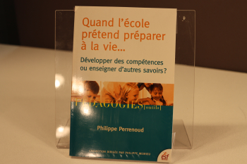 Quand l'école prétend préparer à la vie... développer des compétences ou enseigner d'autres savoirs ?
